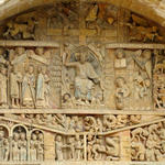 Breitbildfoto vom Tympanon. UNESCO Weltkulturerbe. Die Originalfarben sind z.t. noch sichtbar