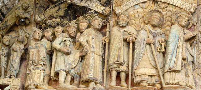 Breitbildfoto Zug der Erwählten. Rechts Maria, Petrus mit Schlüssel, Dadon Gründer von Conques, ein Abt und Karl der Grosse