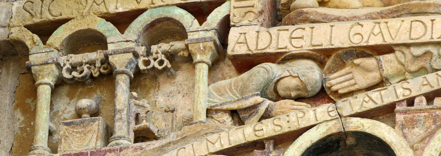 Breitbildfoto heilige Fides. Links Symbol für die Kirche von Conques. In der mitte Fides. Rechts die Hand Gottes
