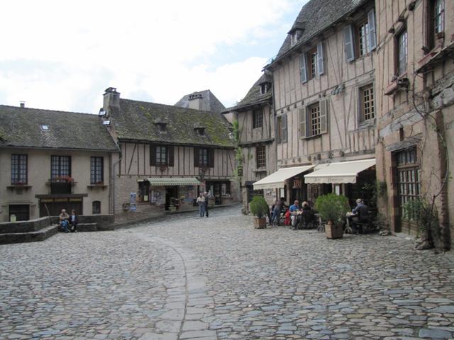 Vorplatz der Kirche. Rechts im Restaurant au Parvis haben wir zu Nacht gegessen