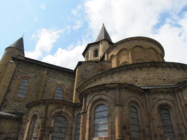 Blick vom Klostereingang zur Kathedrale