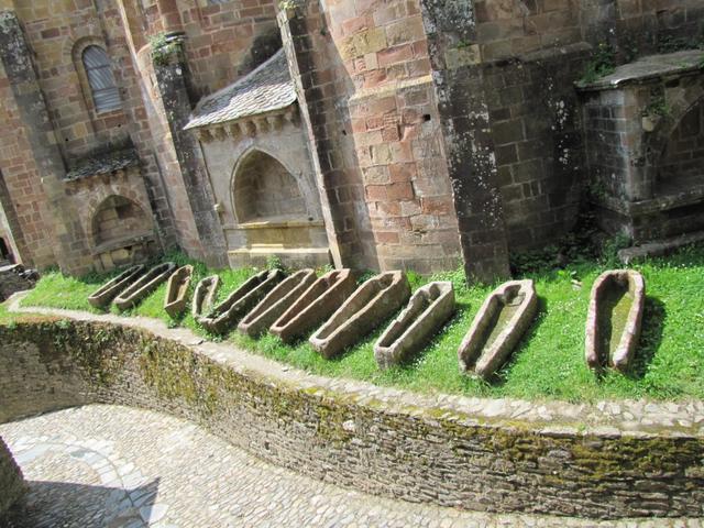 alte Steinsarkophage bei der Kirche