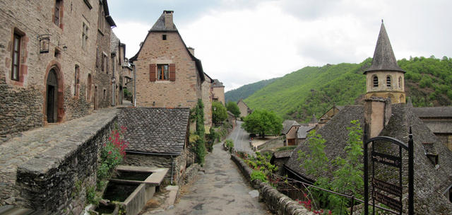 Breitbildfoto von Conques