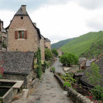 Breitbildfoto von Conques