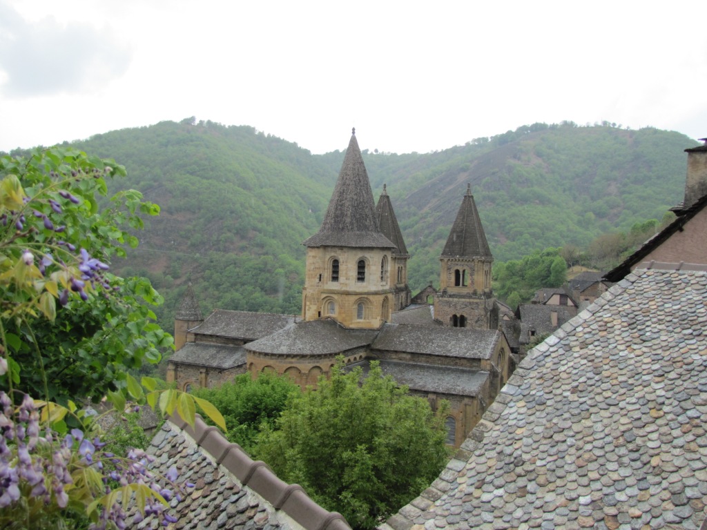 über den Dächer von Conques mit Blick auf die Klosterkirche