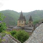 über den Dächer von Conques mit Blick auf die Klosterkirche