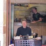 Mäusi beim Bericht schreiben im Restaurant au Parvis