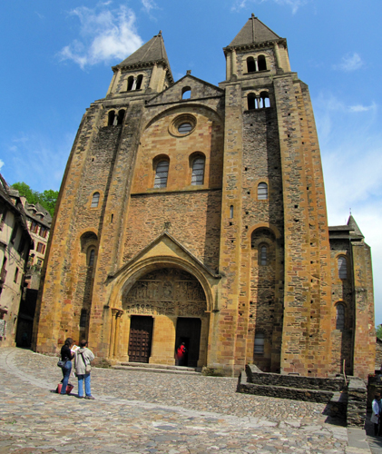 Blick vom Vorplatz auf die Vorderseite der Kathedrale