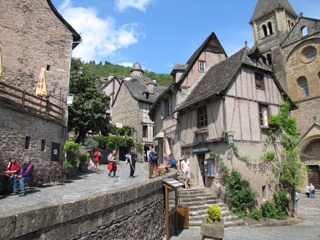 im Dorfzentrum von Conques kommen immer mehr Pilger an