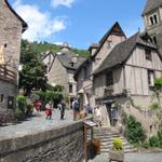 im Dorfzentrum von Conques kommen immer mehr Pilger an