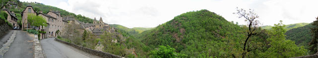 grosses Breitbildfoto von Conques