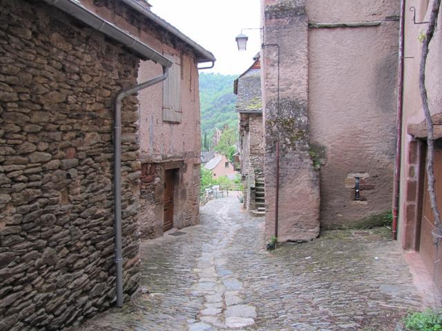 auf der gepflasterten Rue Charlemagne (Karl der Grosse) führt der Weg runter zur Dourdou