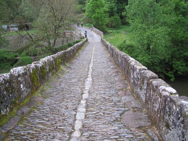 die Pilgerbrücke aus dem Jahr 1410 über dem Fluss Dourdou