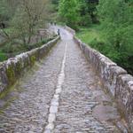 die Pilgerbrücke aus dem Jahr 1410 über dem Fluss Dourdou