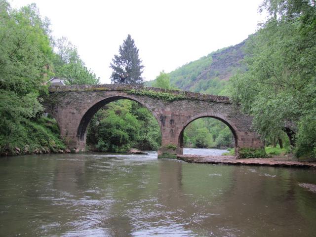 die schöne Pilgerbrücke mit 5 Bögen über den Dourdou. UNESCO Weltkulturerbe