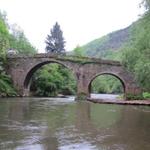 die schöne Pilgerbrücke mit 5 Bögen über den Dourdou. UNESCO Weltkulturerbe