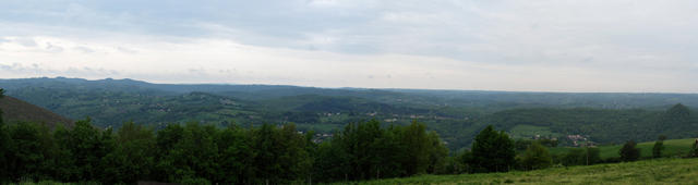 Breitbildfoto bei Vivioles mit Blick Richtung Decazeville