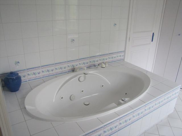 das Badezimmer hat ein Jacuzzi Whirlpool