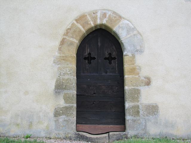 der Eingang der romanischen Kapelle St.Madeleine in Guirande. Man beachte die abgewetzte Steinstufe