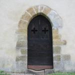 der Eingang der romanischen Kapelle St.Madeleine in Guirande. Man beachte die abgewetzte Steinstufe