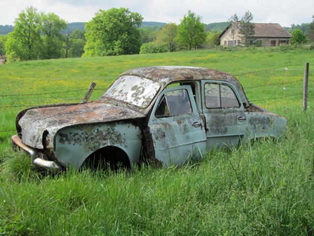 in Frankreich werden die alten Autos nicht verschrottet. Man lässt sie irgendwo stehen