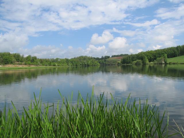 der Weg führt über einen kleinen Stausee