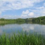 der Weg führt über einen kleinen Stausee