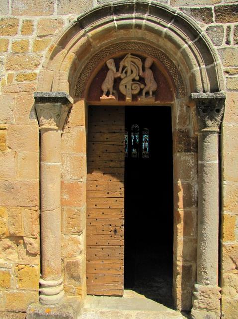 Eingang der Kirche mit Tympanon aus dem 11.Jh. Es stellt Adam und Eva im Paradies dar, mit Baum und Schlange