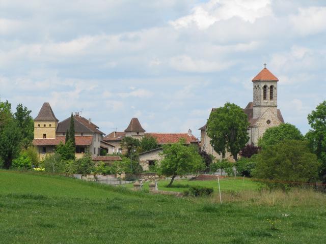 St.Jean Mirabel. Kirche hat einen schönen Tympanon mit Johannes der Täufer und mit Apostel Johannes