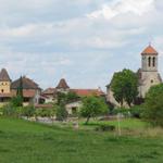 St.Jean Mirabel. Kirche hat einen schönen Tympanon mit Johannes der Täufer und mit Apostel Johannes