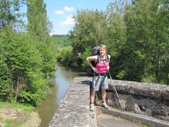 Mäusi auf der Célébrücke bei Figeac. Auf der Brücke Pont du Pin überquert man den Célé und trifft in Figeac ein