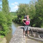 Mäusi auf der Célébrücke bei Figeac. Auf der Brücke Pont du Pin überquert man den Célé und trifft in Figeac ein