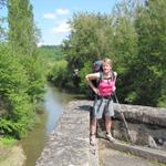 Mäusi auf der Célébrücke bei Figeac. Auf der Brücke Pont du Pin überquert man den Célé und trifft in Figeac ein