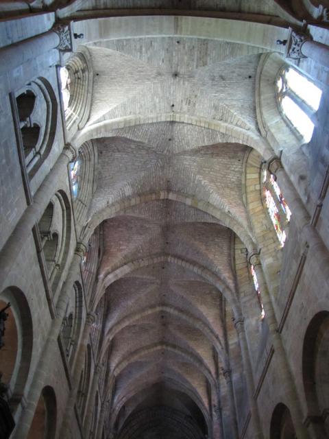 das schöne und sehr hohe Mittelschiff der Kirche