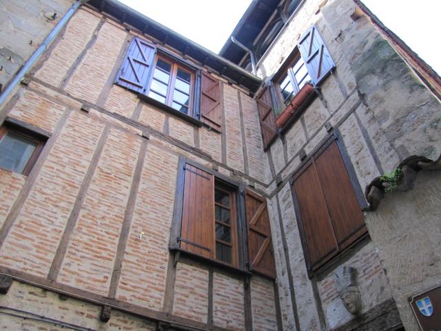 Häuserfassade im Innenhof des Museums Champollion