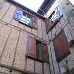 Häuserfassade im Innenhof des Museums Champollion