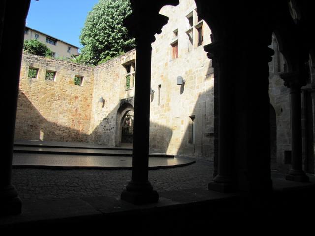 der Place des Écritures im Innenhof des Museums Champollion