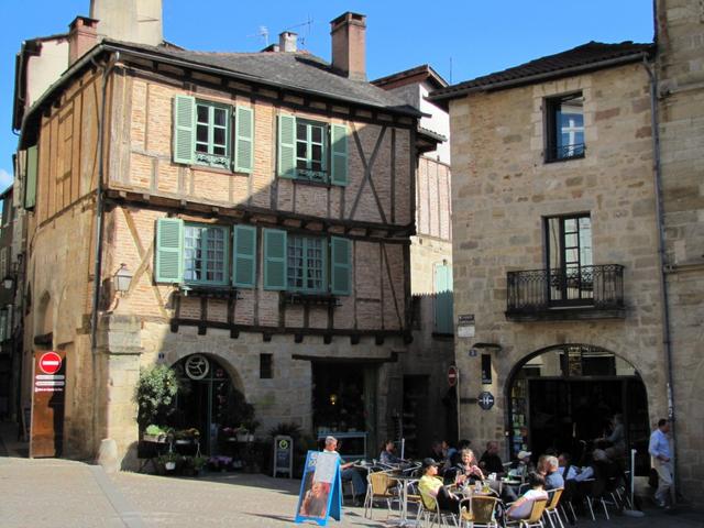 bei dieser Bar auf dem Place Champollion haben wir bei schönstem Wetter ein Bierchen getrunken