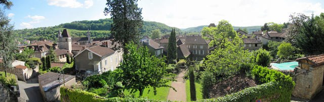 Breitbildfoto von der Kirche aus gesehen, auf die Häuser von Figeac