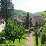 Breitbildfoto von der Kirche aus gesehen, auf die Häuser von Figeac