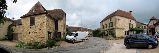 Breitbildfoto vom Dorfplatz von Faycelles