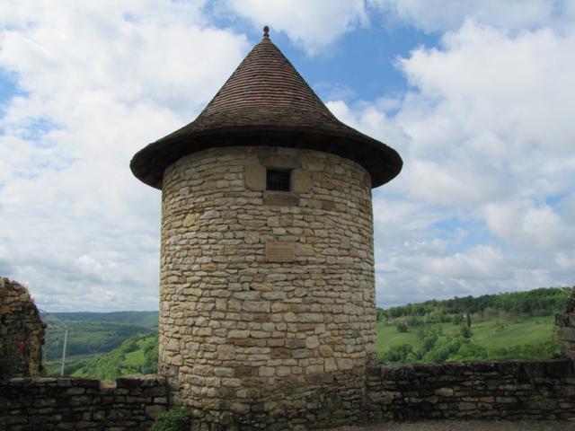 renovierter Wehrturm der alten Befestigungsanlage von Faycelles