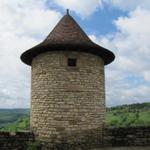 renovierter Wehrturm der alten Befestigungsanlage von Faycelles