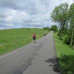 immer wieder muss man auf dem Jakosbweg auch auf Asphalt laufen