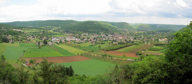 Breitbildfoto von Cajarc und das Lottal