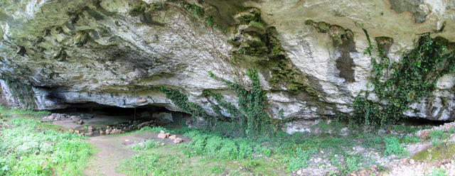 Breitbildfoto der Felsgrotte mit Quelle
