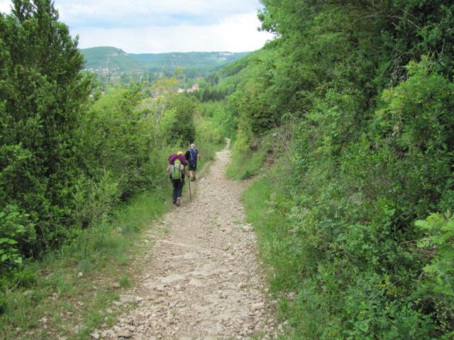 der Pfad führt nach der Grotte abwärts Richtung Cajarc