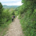 der Pfad führt nach der Grotte abwärts Richtung Cajarc