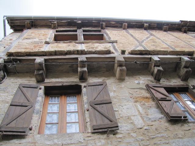 schöne Hausfassaden in der Altstadt von Cajarc