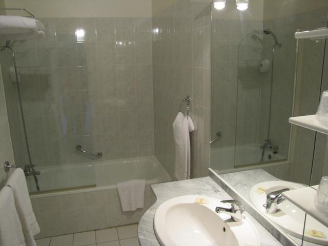 und auch das Badezimmer ist sehr schön und sauber